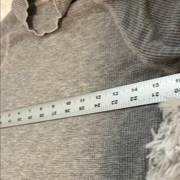 SO Cropped Gray Ribbed Long Sleeve Turtleneck - Picture 4 of 5